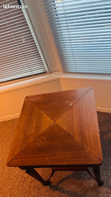 Table d'appoint vintage en bois avec détails sculptés (image 9)