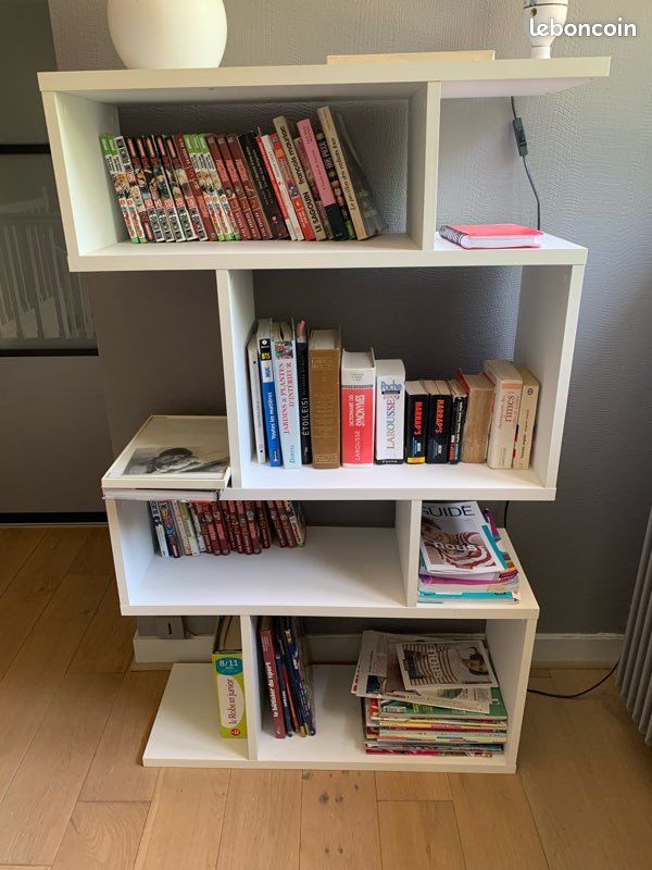 Belle bibliothèque / étagère design blanche à niches asymétriques (image 1)