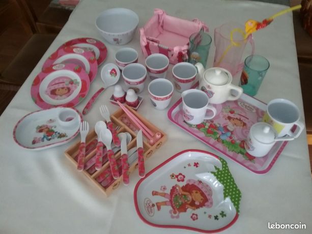 Dinette Charlotte Aux Fraises En Porcelaine – 11 Pièces + 2 Tasses – Occasion