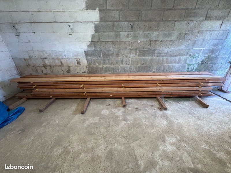 Grille de fenêtre en bois massif et fer médiéval avec cadre intérieur