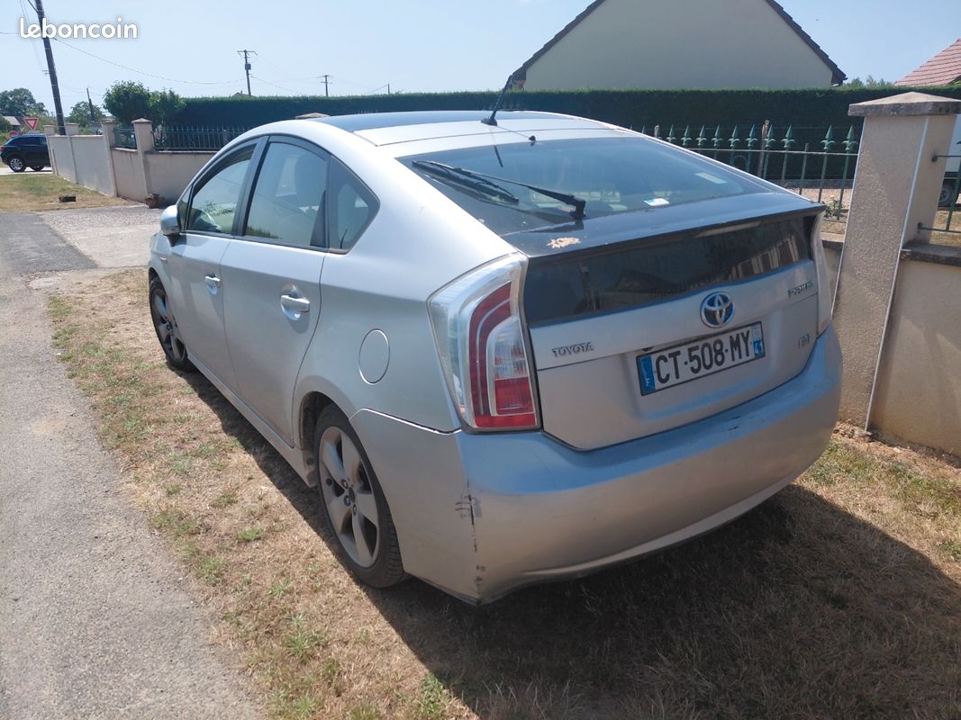 Toyota prius (image 2)