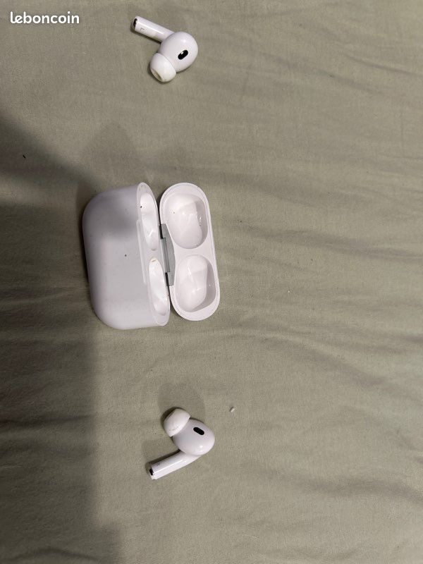AirPods (image 3)