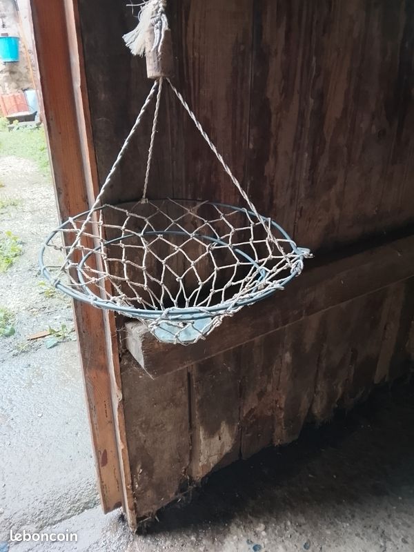 Panier De Pêche Ancien Avec Matériel - Moulinets, Leurres, Plombs, Flotteurs - Occasion