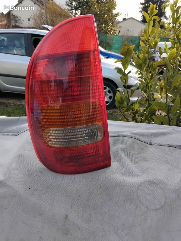 Feu arrière gauche occasion - Opel CORSA - 90444141 - GPA