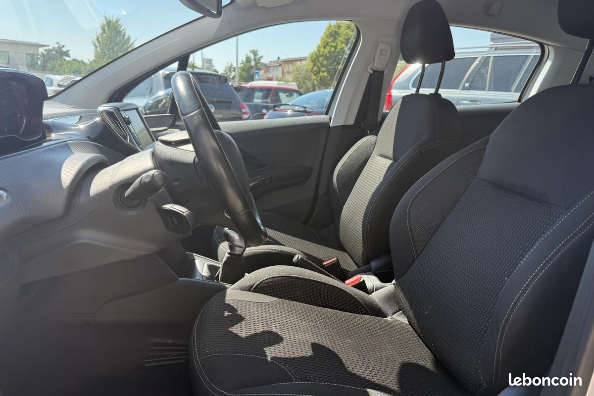 PEUGEOT 208 1.2i - 82 Allure (image 17)