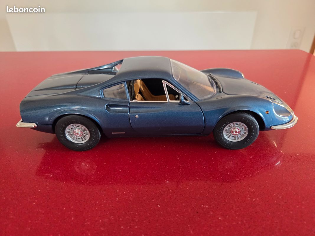 Ferrari Dino Rouge 1/18 ANSON 61150 – Miniature Voiture De Sport Métal – Boîte Abîmée
