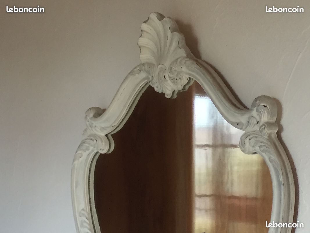 Ancien miroir orné en bois de style Shabby Chic, fronton coquille, finition blanc patiné, modèle du début de XXème siècle (image 2)