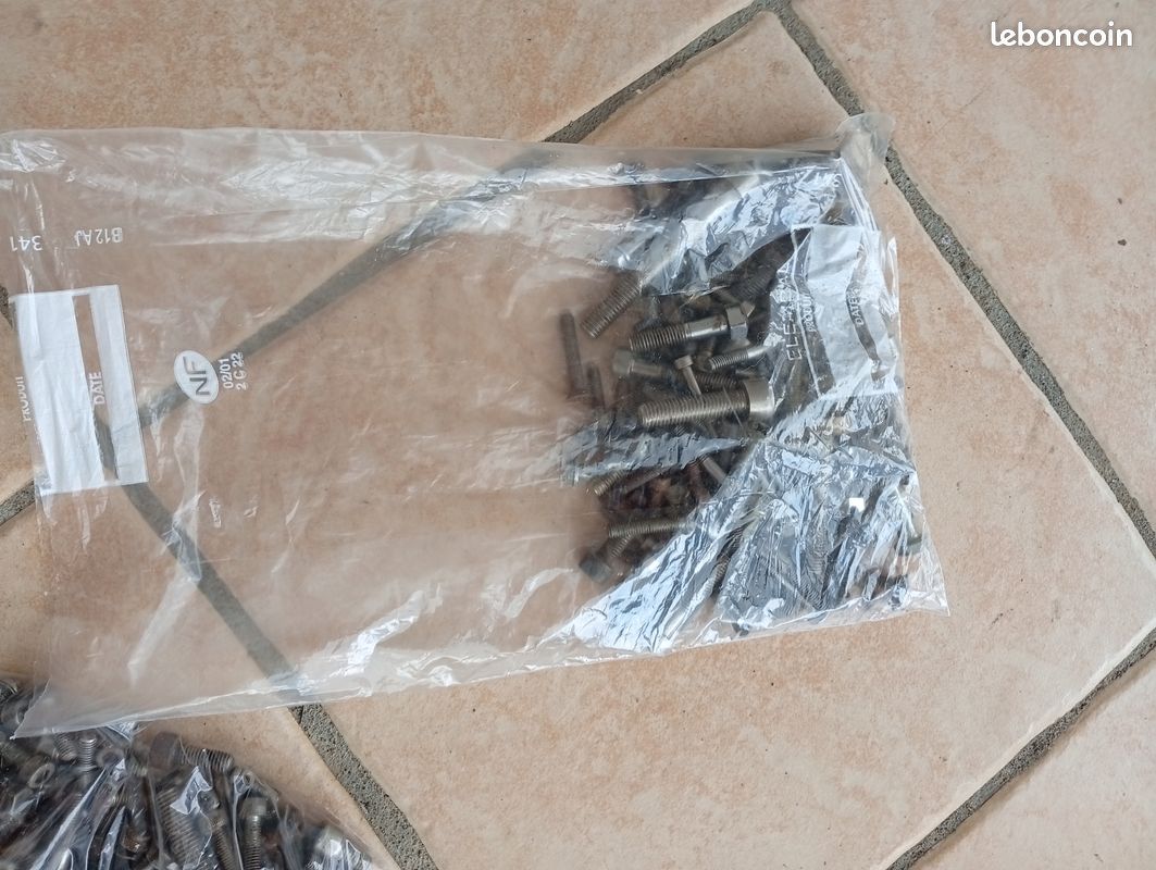 « Lot de vis à métaux (3.5 kg en 3 sachets). Comprend de nombreuses vis en inox, dont de l'inox maritime A4 (vis CHC / BTR). Idéal mécanique, nautisme ou atelier. Remise en main propre uniquement. » (image 3)