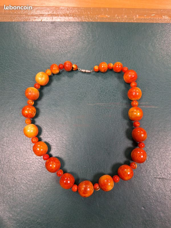 Collier boules bois (image 1)