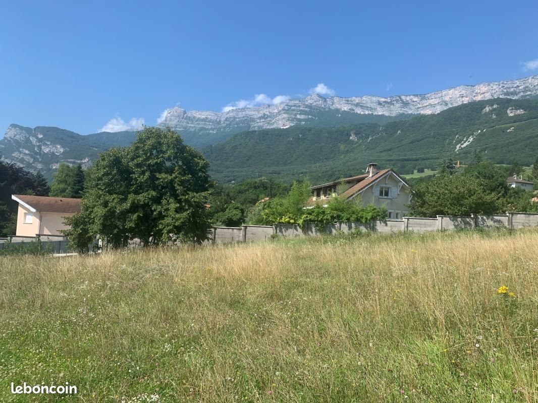 Terrain 700 m² · à Claix · 259 000 €