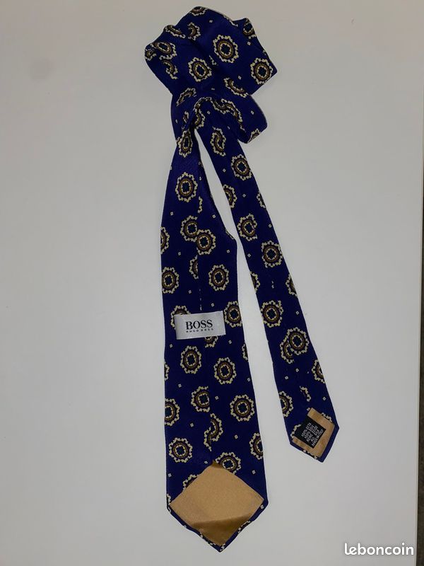 Cravate Hugo Boss En Soie Bleue – Occasion, état Comme Neuf