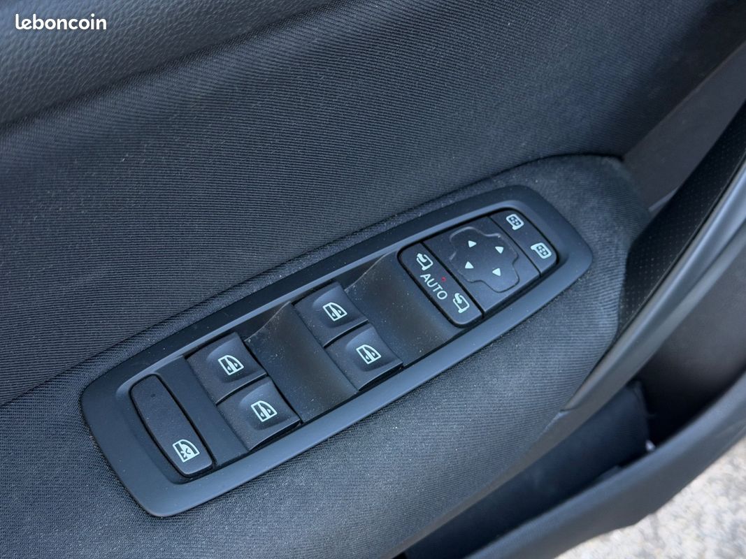 RENAULT MEGANE IV BERLINE BUSINESS MEGANE 4 1.5 Blue dCi 115 - GPS - RADARS - CLIM AUTO (image 39)