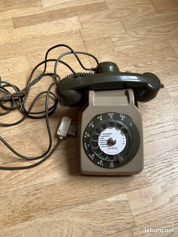 Téléphone fixe Socotel S63 à cadran de couleur marron et vert (image 1)