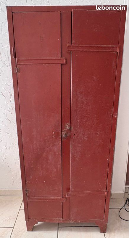 Armoire métallique rouge (image 1)