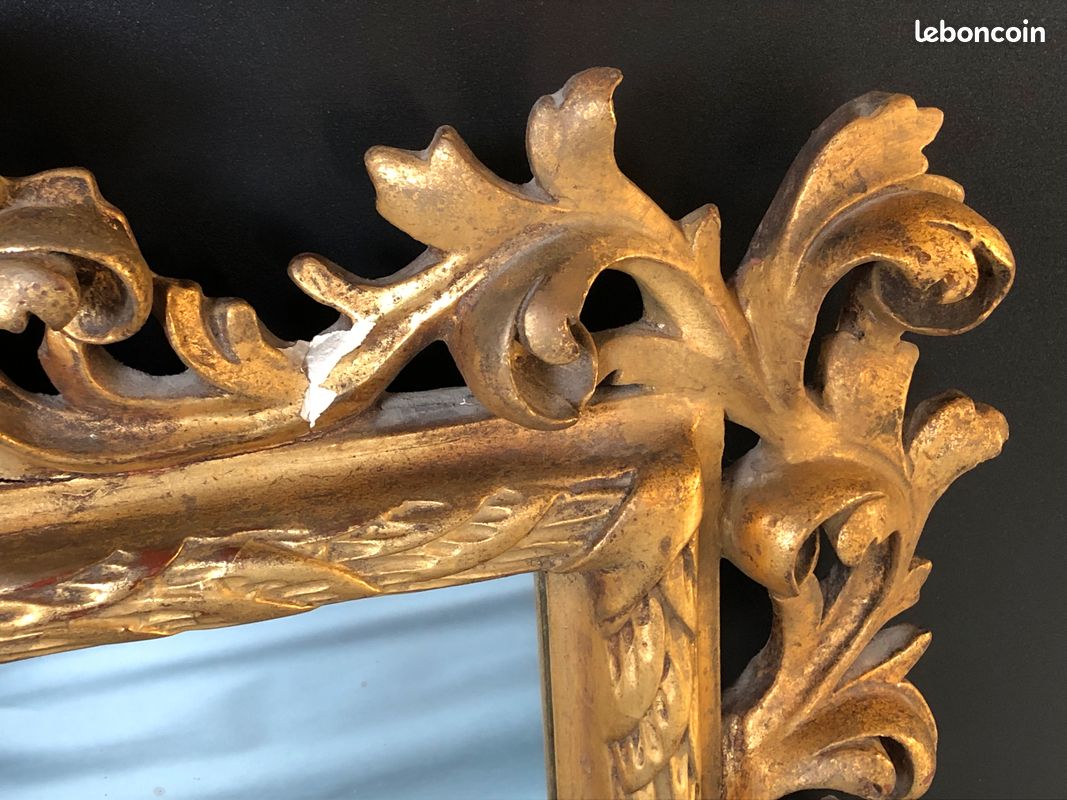 Ancien miroir doré à motifs de volutes , rinceaux feuillagés . Fronton en feuille d'acanthe. Belle impression de légèreté due à l'ajouré sur les quatre côtés . Miroir non d'origine . Italie du sud, (image 6)