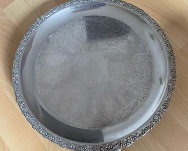 Grand plateau anglais vintage gravé en métal argenté Mfg Corp - En vente sur France