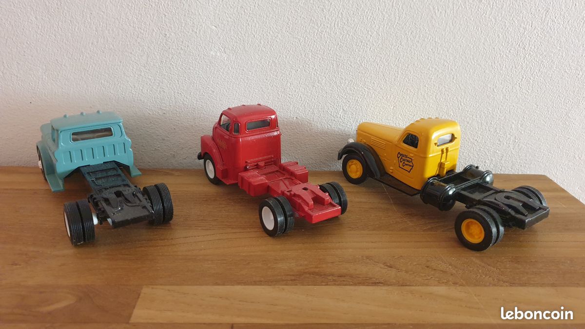 Lot De 2 Voitures Miniatures CHEVY CAB + 1960 - Échelle 1:43 ERTL (neuf)