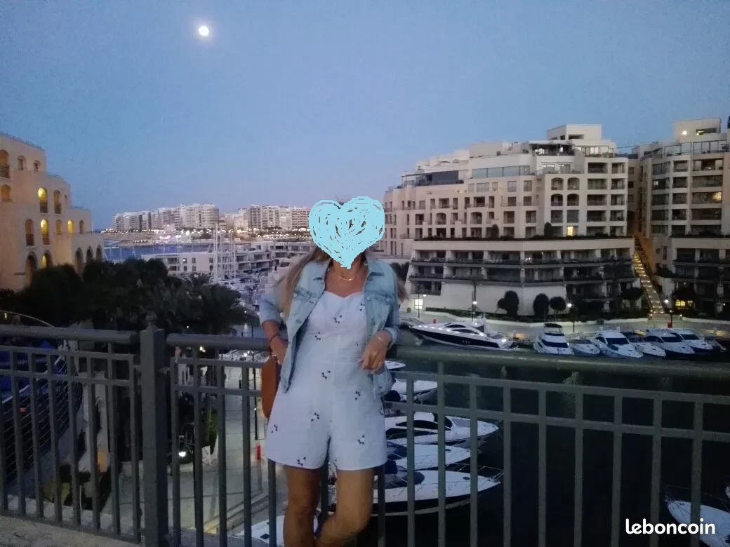 Très jolie combi short avec les fleures brodées (image 1)