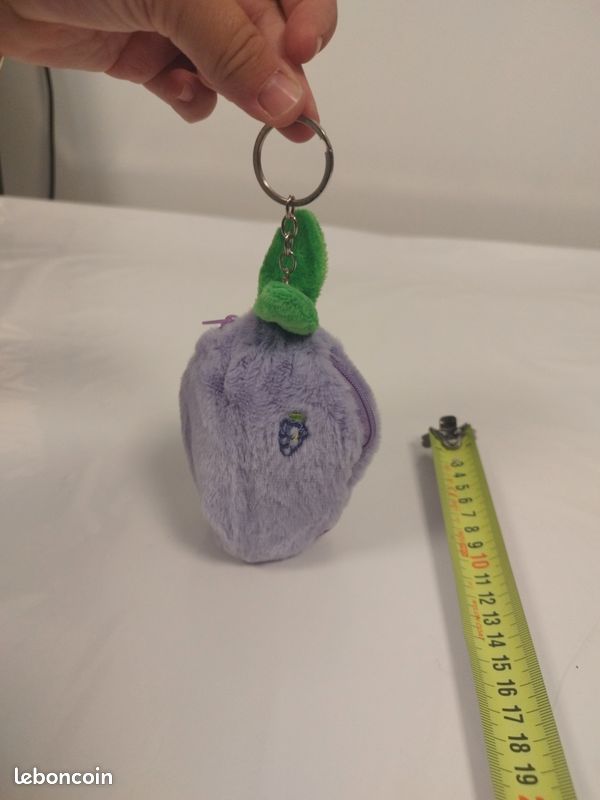 Lapin en peluche qui se transforme en grain de raisin (image 2)