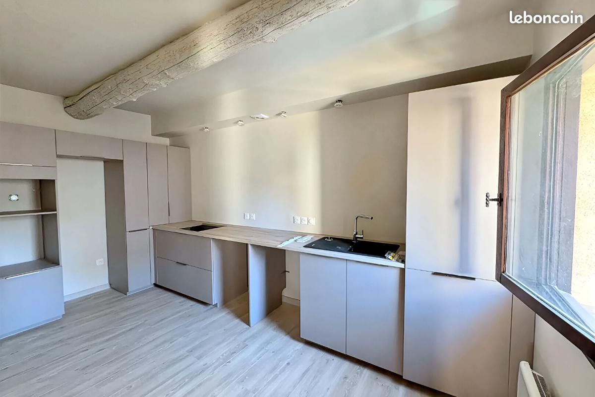 Appartement 3 pièces 92 m² · à Eyguières · 92 m² · 950 €