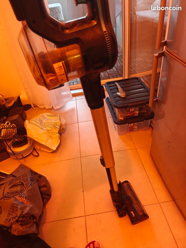 INSE Aspirateur Balai sans Fil, Puissant 12Kpa avec Brosse électrique LED, 45Min Autonomie, 6 en 1 Aspirateur sans Sac (image 1)