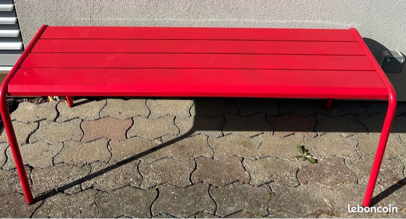 Banc de jardin en métal rouge (image 1)