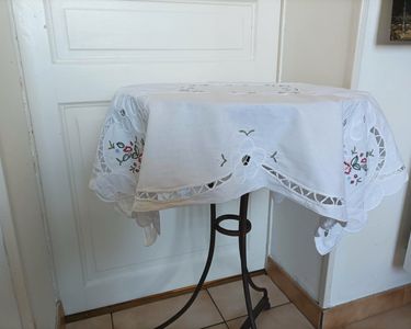 Nappe brodée à la main vintage plus ancienne Brodée au point de croix Elle est entourée d'une dentelle crochetée à la main - France