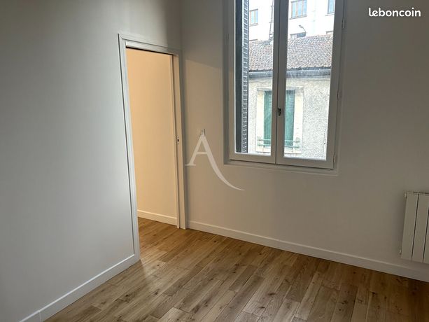 https://img.leboncoin.fr/api/v1/lbcpb1/images/69/c2/30/69c2303c83be27e671350611e6d2bd5b1e451c2b.jpg?rule=ad-image