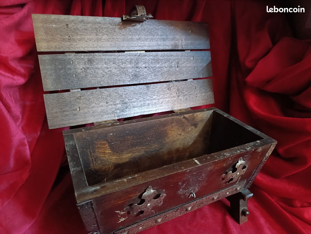 Coffret Ancien En Bois Et Métal – Style Médiéval – Bon état Avec Quelques Traces