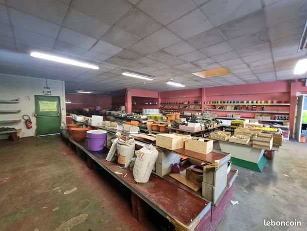Batiment 1 pièce 400 m²