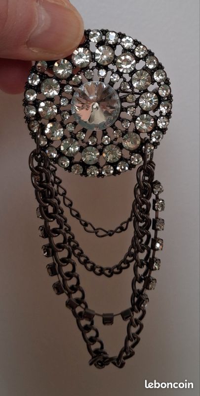 Jolie broche fantaisie (image 1)