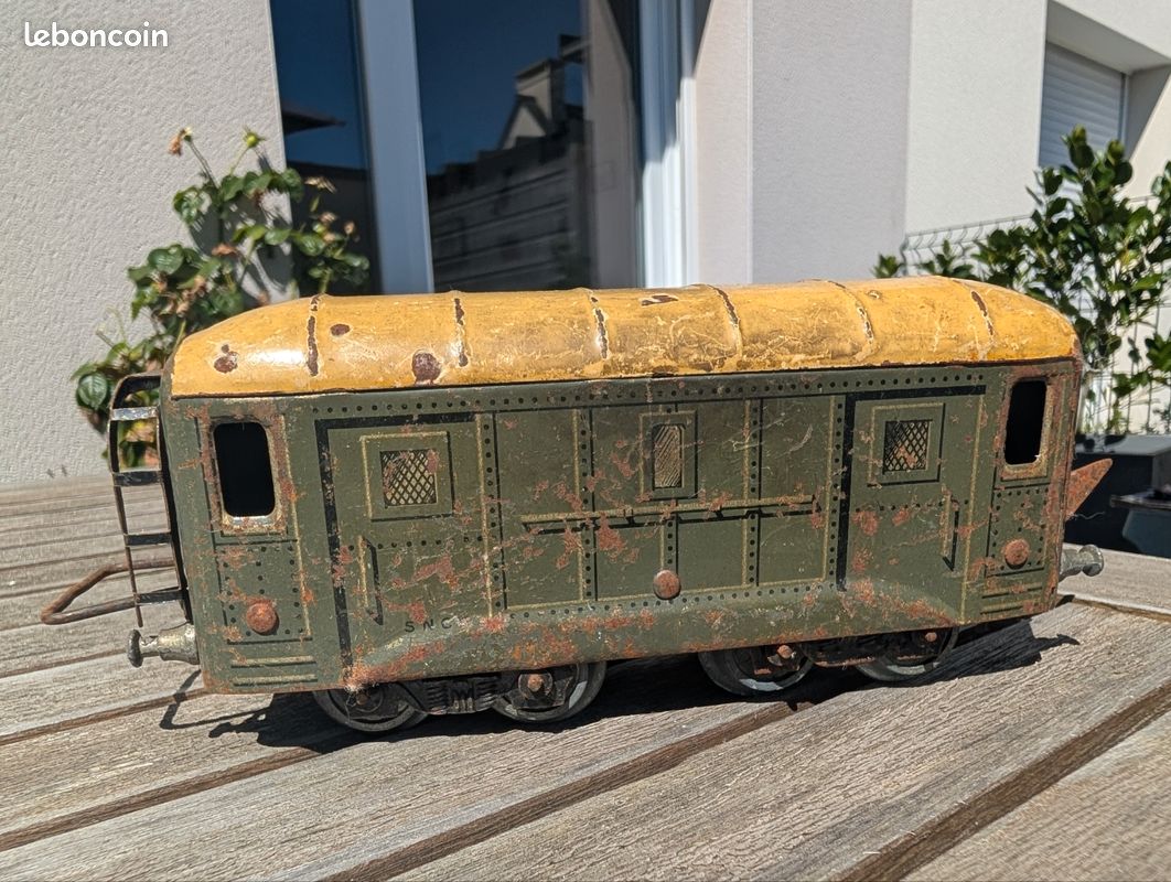 Partie de train électrique en tôle peinte de la marque JEP comprenant une locomotive , trois wagons ainsi qu'un important lot de rail - Boisgirard Antonini Partie de train électrique en tôle peinte de la marque JEP comprenant une locomotive , trois wagons ainsi qu'un important lot de rail - Boisgirard Antonini