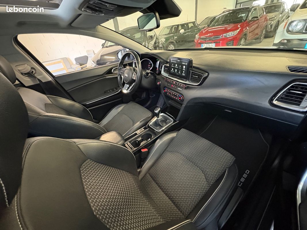 KIA CEED GT-Line 126cv - TOIT OUVRANT/APPLE CARPLAY/CAMÉRA DE RECUL/RADARS/JANTES 17" (image 11)