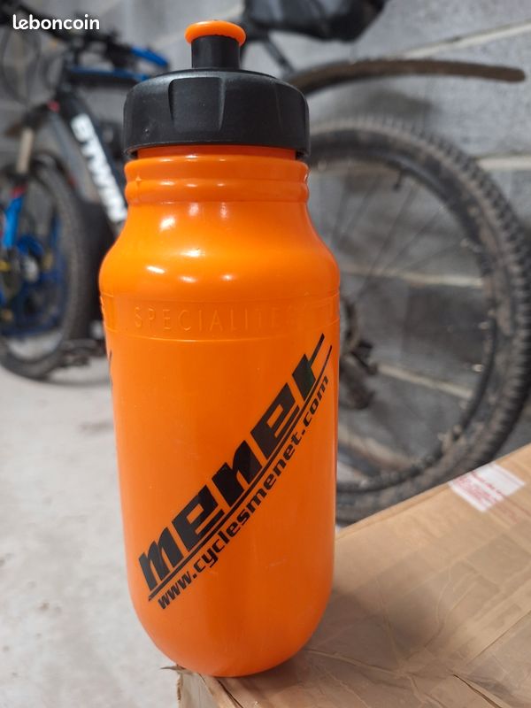 Cyclisme bidon Elite Menet cycles Ploegsteert Belgique. Neuf - Vélos