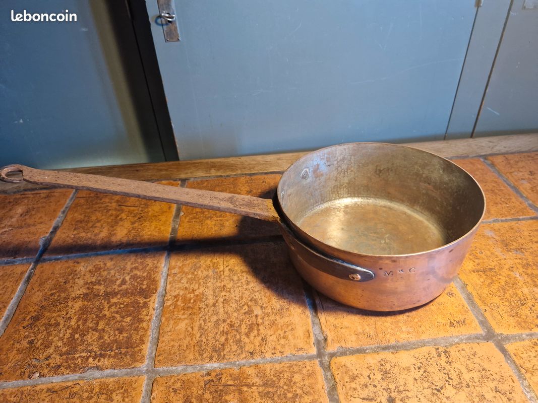 Casseroles Vintage en Cuivre Martelé avec Poignées en Fer Forgé, 1970s, Set de 5 en vente sur