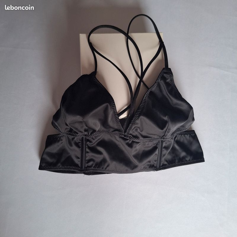 Soutien-gorge triangle noir satiné Stradivarius Vêtements