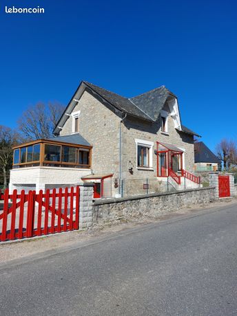Maison en pierres au coeur du bourg