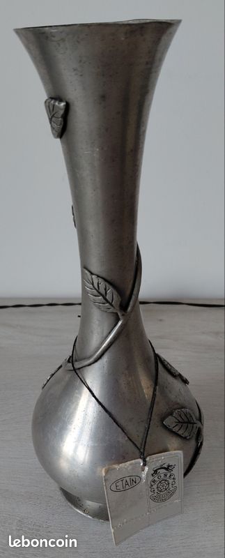 Vase en étain de fabrication artisanale, produit par la marque "Rose Design International", (image 2)