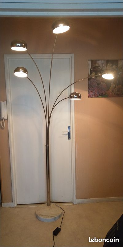 Grand lampadaire lumière directionnelle (image 1)
