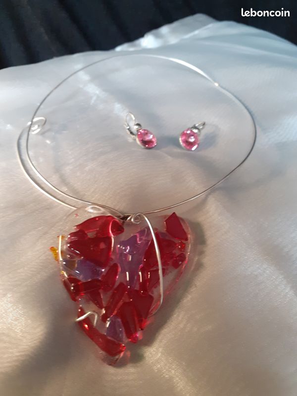 Collier rigide en métal coeur rose lila en résine bpucles d'oreille en strass rose (image 2)