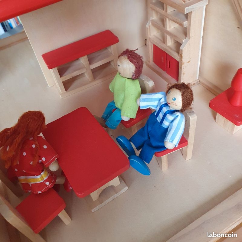 Maison de poupée en bois avec personnages bois et accessoires (image 2)