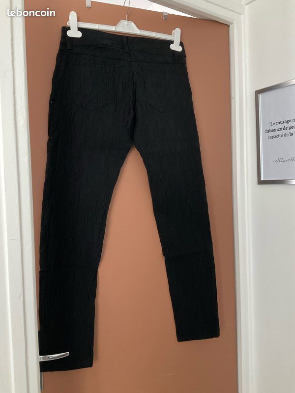 Pantalon noir, effet froissé, taille 40, marque Azerty, neuf sans étiquette (image 2)