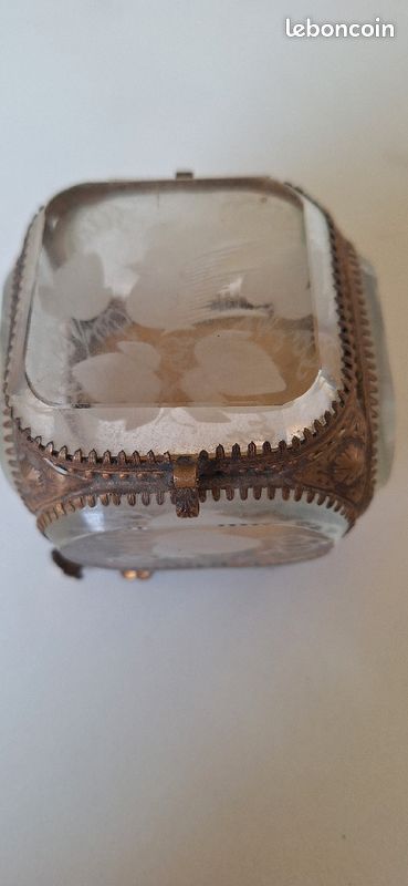 Boite à bijoux en verre biseautée et gravée (image 1)