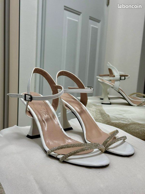 Sandales blanches à talons évasés et brides strass – Élégantes et