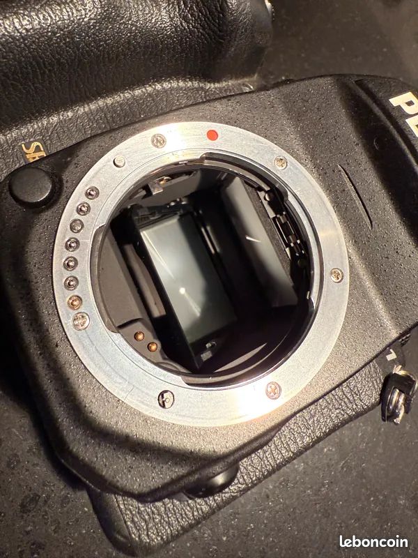 PENTAX K-1 NU avec poignée Grip D-BG6 et plein d'accessoires d'origine (image 10)