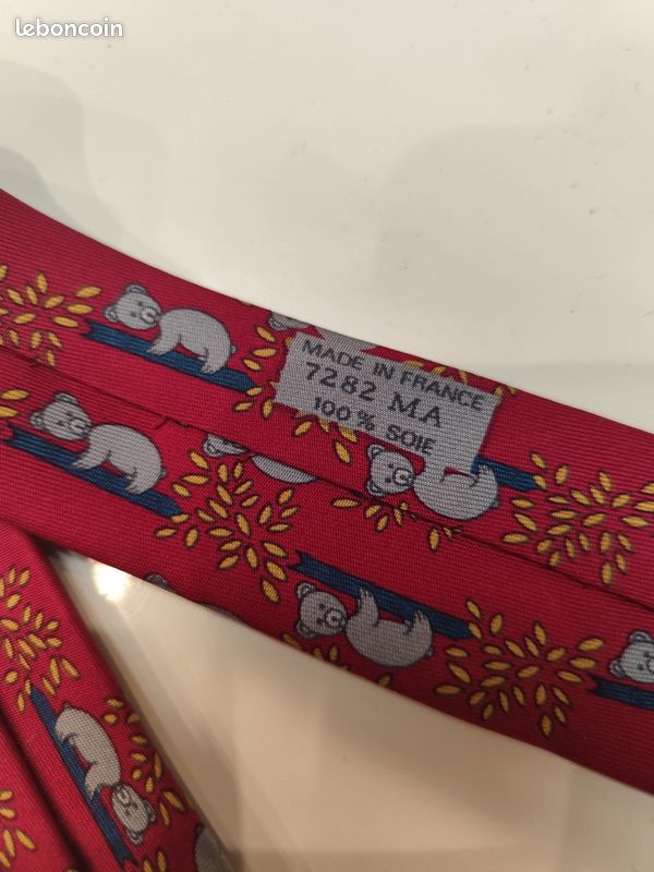 Cravate HERMÈS Vintage - Modèle Rouge Blue Panda (7107OA) - 100% Soie - Fabriqué En France - Occasion
