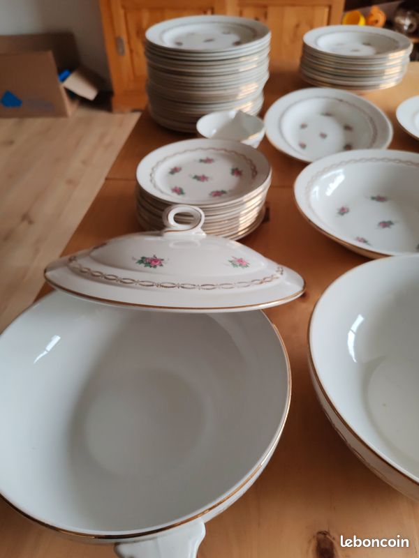Service De Table En Porcelaine Opaque - Motif Floral - Tasses, Assiettes