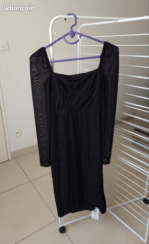 Robe noire texturée (image 1)