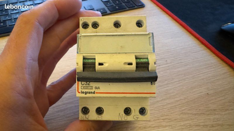 Disjoncteur tri phasé 32A Legrand 406913 (image 1)