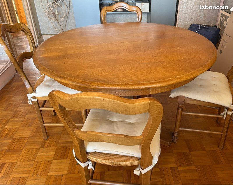 Table ronde et chaises en chêne massif (image 4)